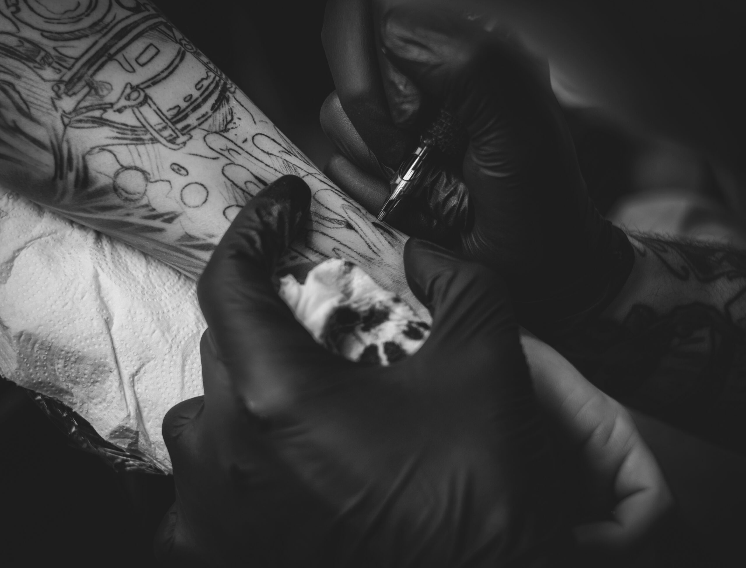 Cómo curar tatuajes: guía para la prevención y tratamiento de complicaciones